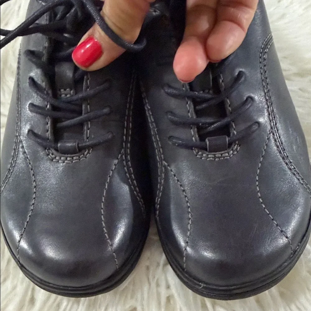Clarks women’s Navy Leather Oxfords Size 7.5 NWOT